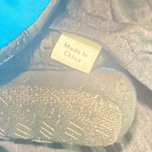 Vince Crinkled V-Neck Blouse – Black, Size L, Made in China - Picture 15 of 15